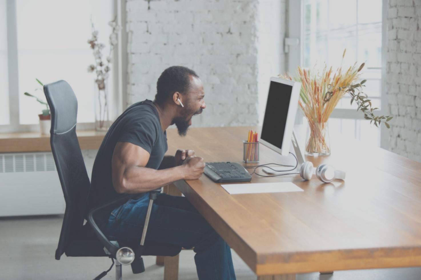 Espacio de trabajo moderno con dispositivos compatibles con ivaniroevi